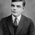 Alan Mathison Turing 2 évvel rövidítette le a második világháborút, de homoszexualitása miatt a halálba üldözték!