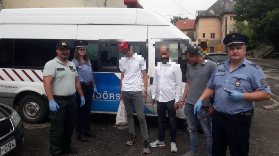 Három migránst állítottak elő a váci rendőrök szlovák kollegáikkal együttműködve